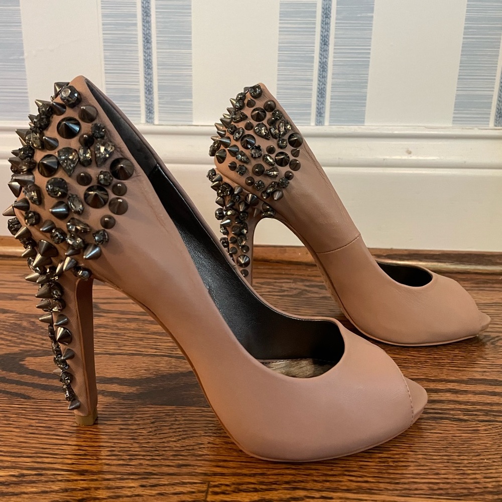 Size 7.5 studded pump